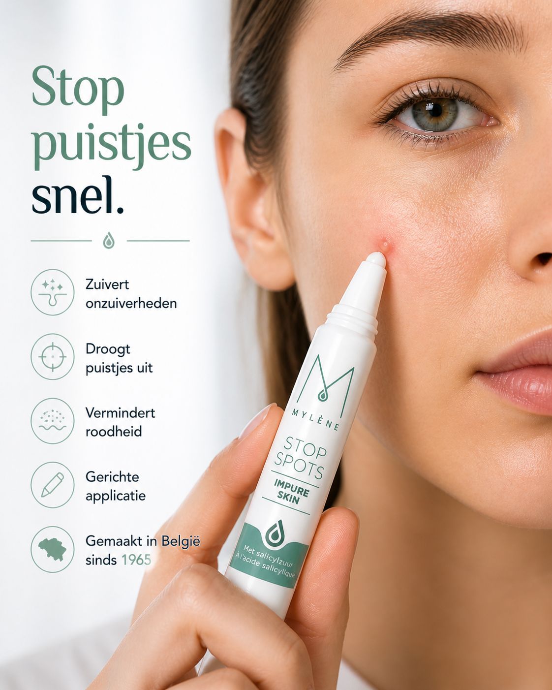 Close-up van een vrouw die een Mylène Stop Spots pen op een puistje aanbrengt. Tekst.