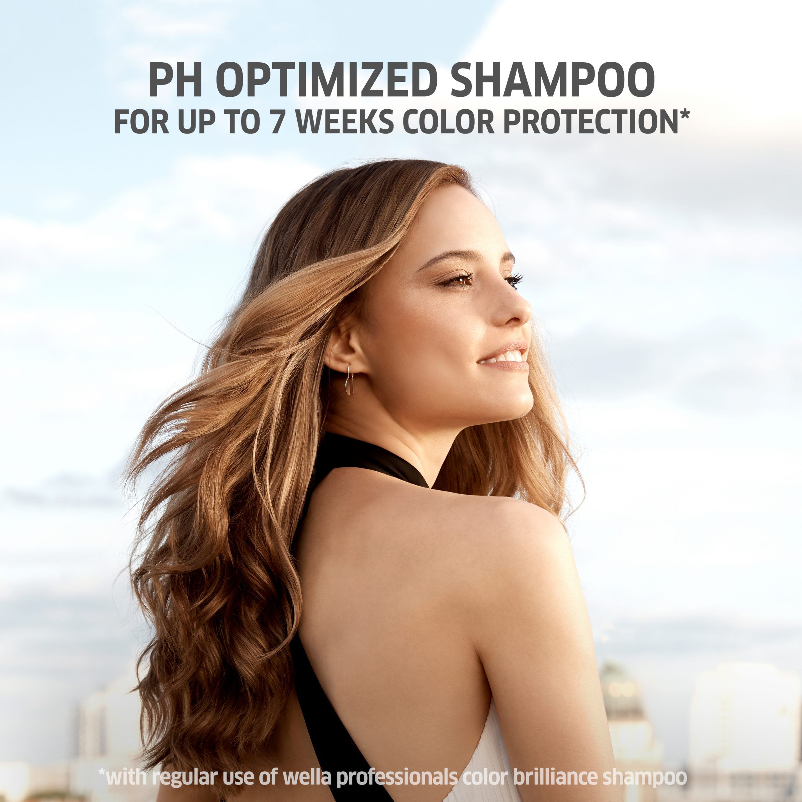 Femme aux cheveux longs et ondulés. Texte : PH OPTIMIZED SHAMPOO FOR UP TO 7 WEEKS COLOR PROTECTION.
