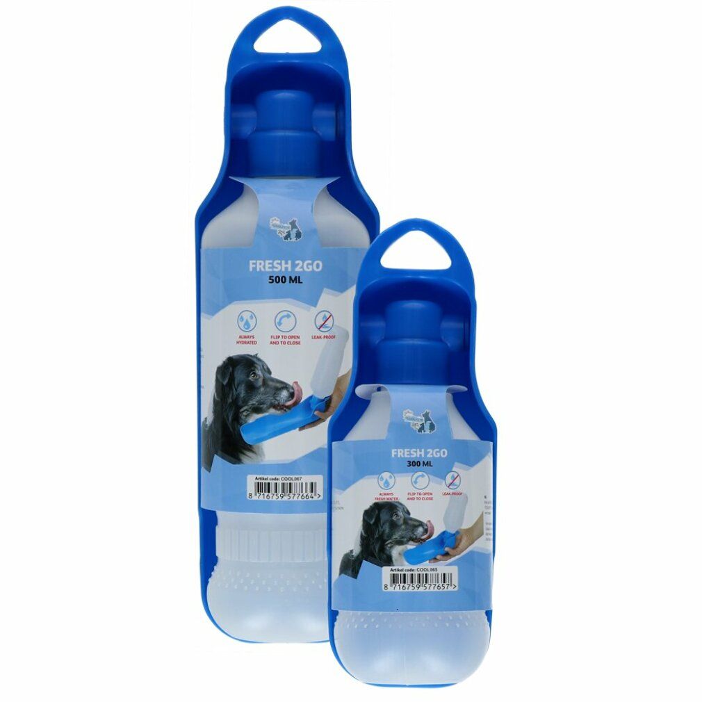 Deux bouteilles d'eau bleues avec récipient blanc. Inscription : FRESH 2GO, 500 ml et 300 ml. Illustration d'un chien buvant.