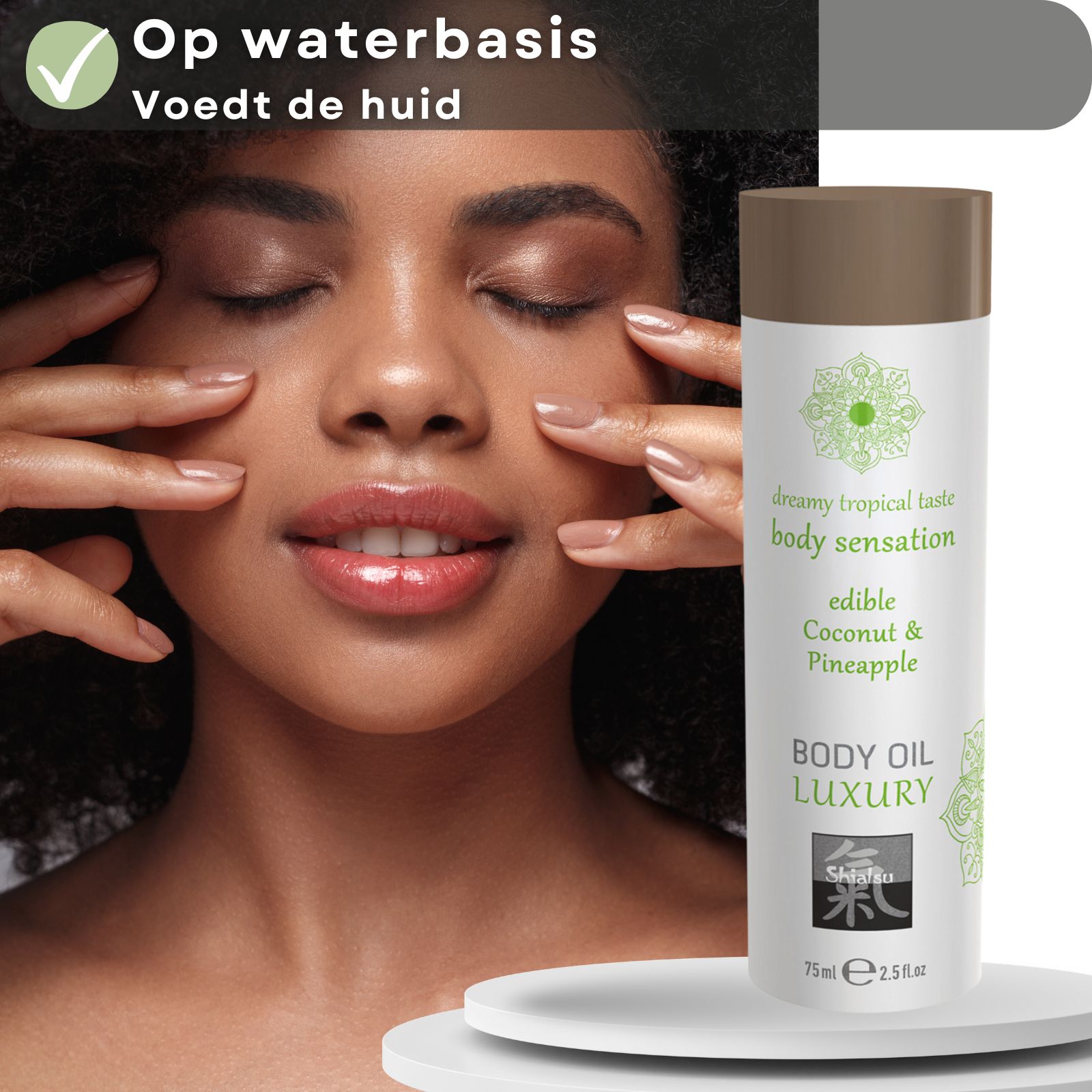 Vrouw met gesloten ogen en Shiatsu massageolie fles, kokos-ananasgeur.