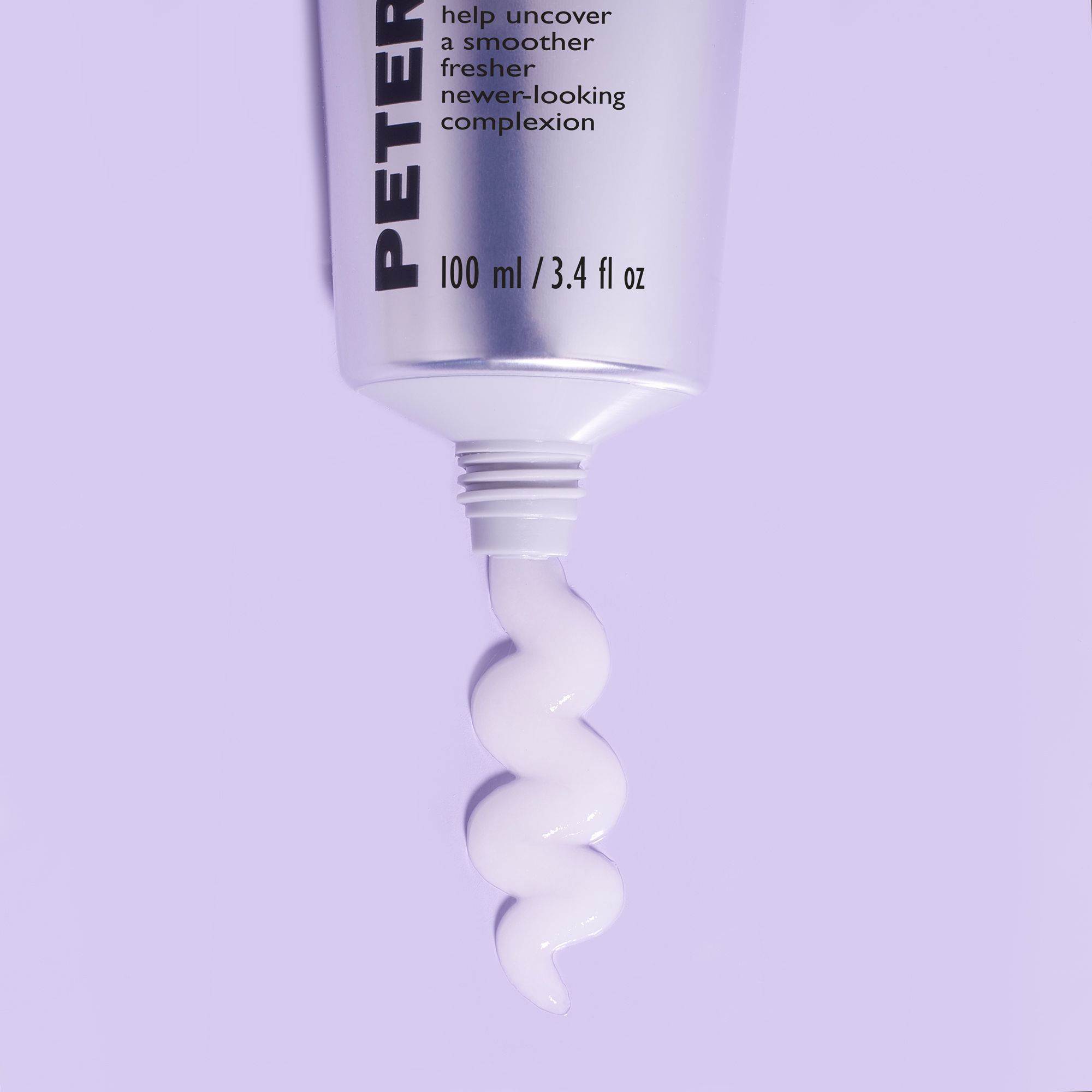 Zilveren tube, product komt eruit. Tekst: PETER THOMAS ROTH, 100 ml / 3.4 fl oz. Opschrift: helpt een gladdere, frissere teint te onthullen.
