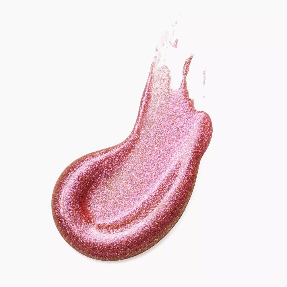Een veeg roze, glanzende lipgloss. De lipgloss heeft een gladde textuur en een metallic glans.