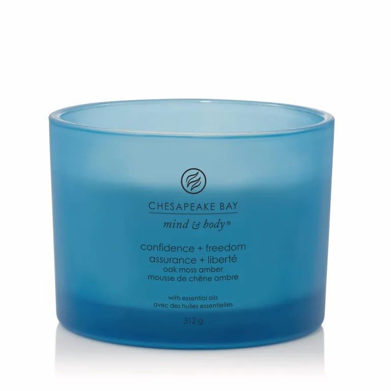 Bougie bleue Chesapeake Bay, 3 mèches, avec texte: confidence + freedom, assurance + liberté, mousse de chêne ambre. Contenant en verre.