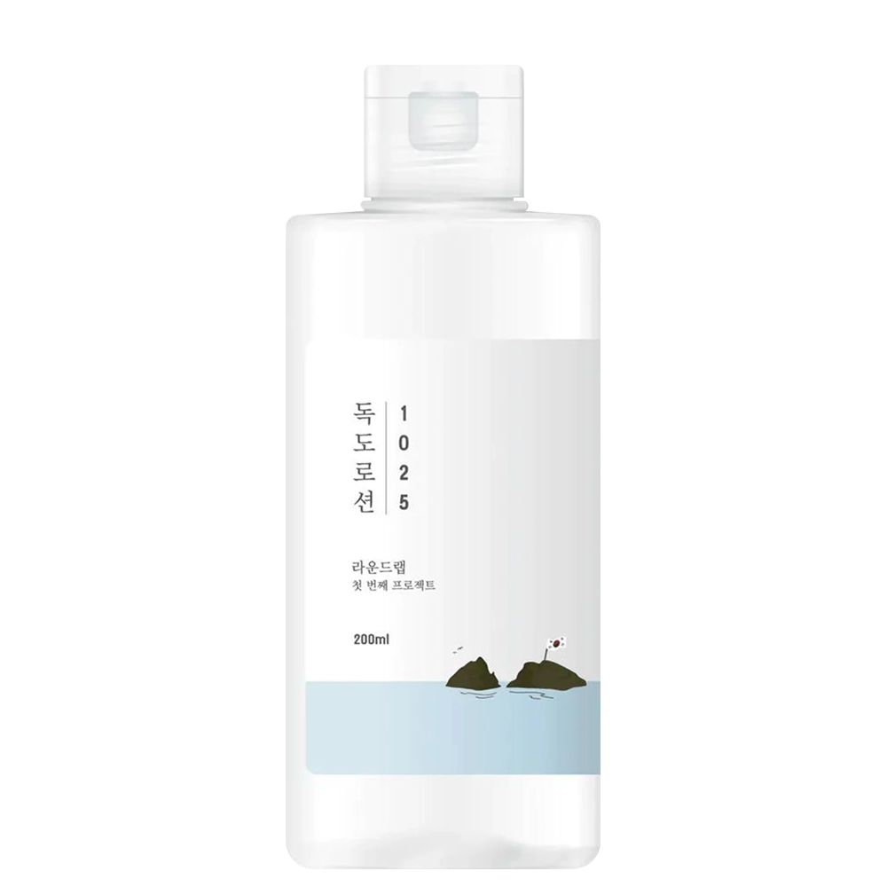Lotion ROUND LAB 1025 Dokdo dans une bouteille blanche avec étiquette bleue et motif de montagne.