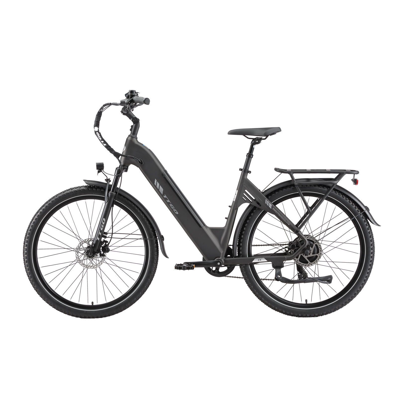 Vélo électrique gris foncé avec pneus 27,5". Porte-bagages, garde-boue, phare et logo TTGO.