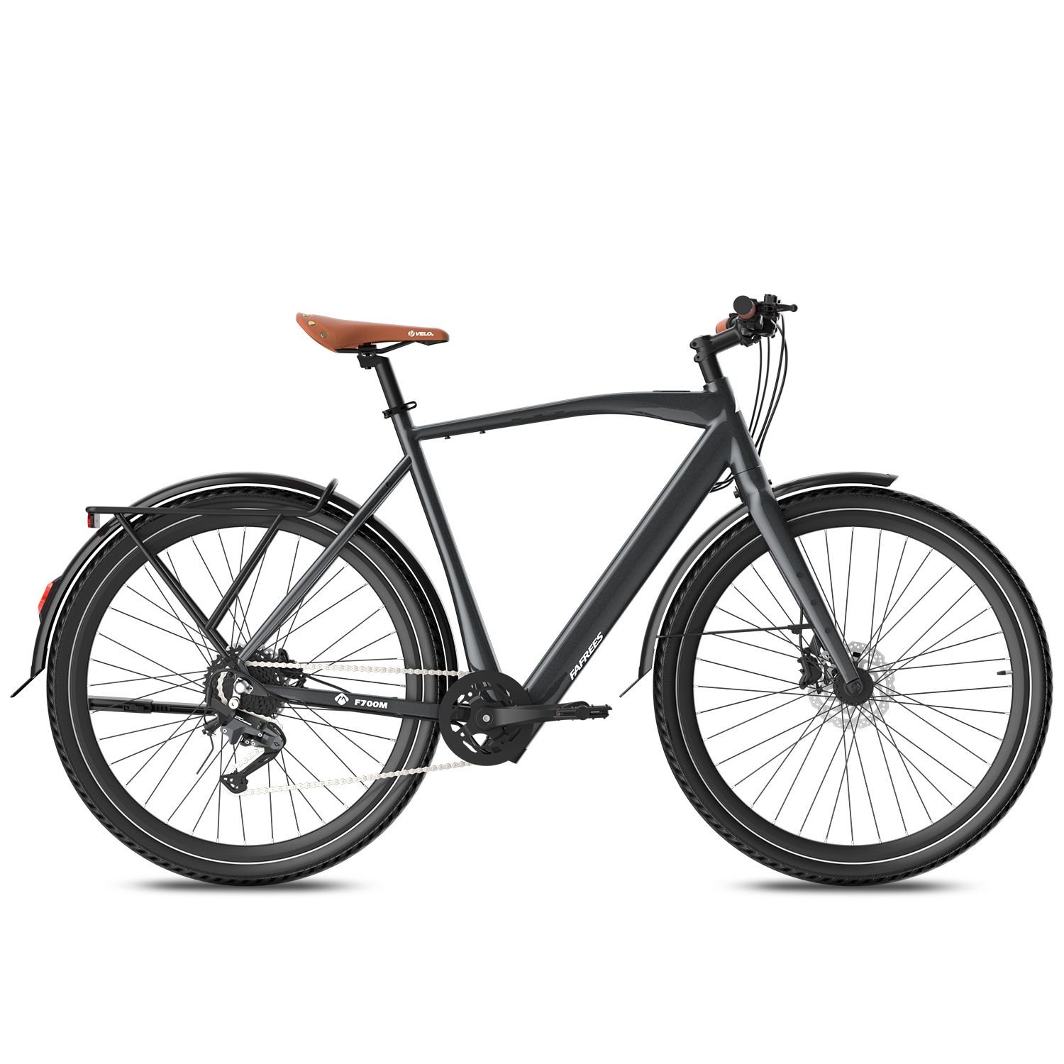 Vélo électrique gris avec selle marron. Pneus noirs, garde-boue et porte-bagages. Freins à disque.