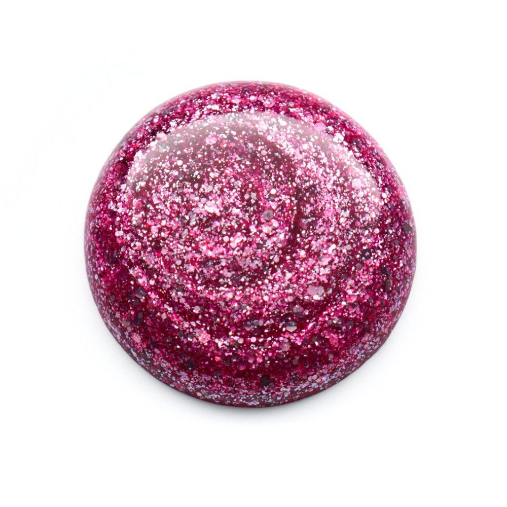 Ronde vlek roze nagellak met glitter.