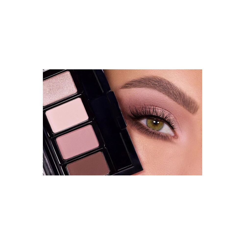 Open Artdeco Beauty Box Quattro met oogschaduw. Gedeeltelijke weergave van een oog met make-up.