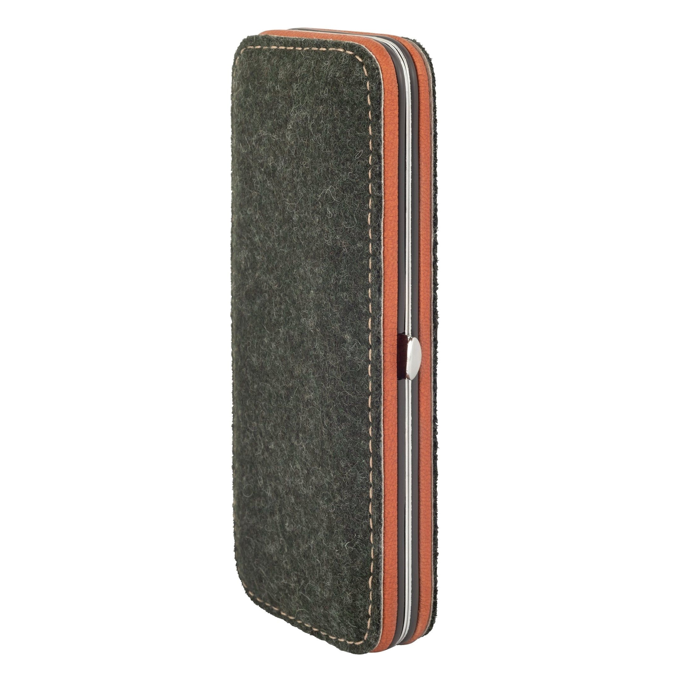 Étui en feutre gris. Fermeture éclair avec rayures orange et blanches. Fermoir argenté. Boîtier en daim.