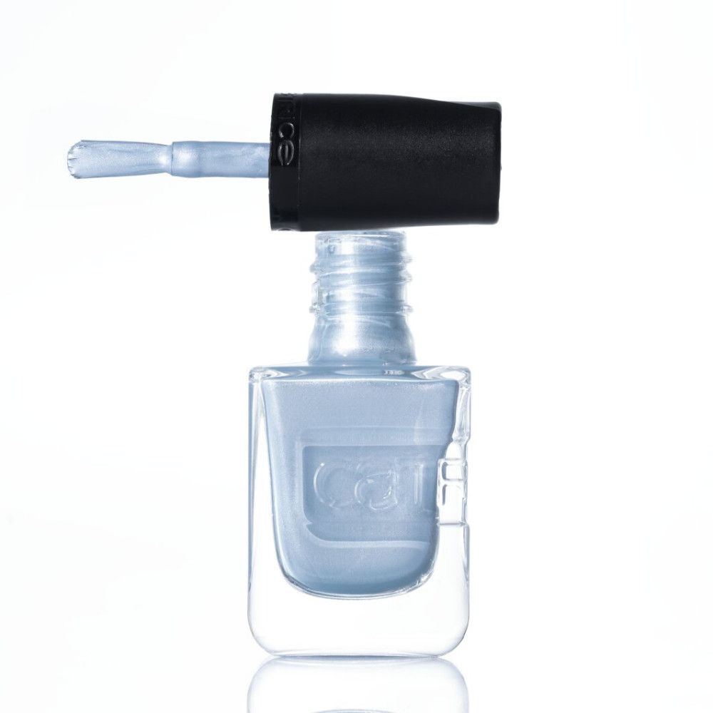 Lichtblauwe nagellakfles met zwarte dop en applicator.