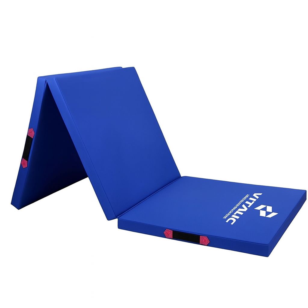 Tapis de yoga bleu pliable. Deux segments dépliés, le troisième plié. Poignées latérales.