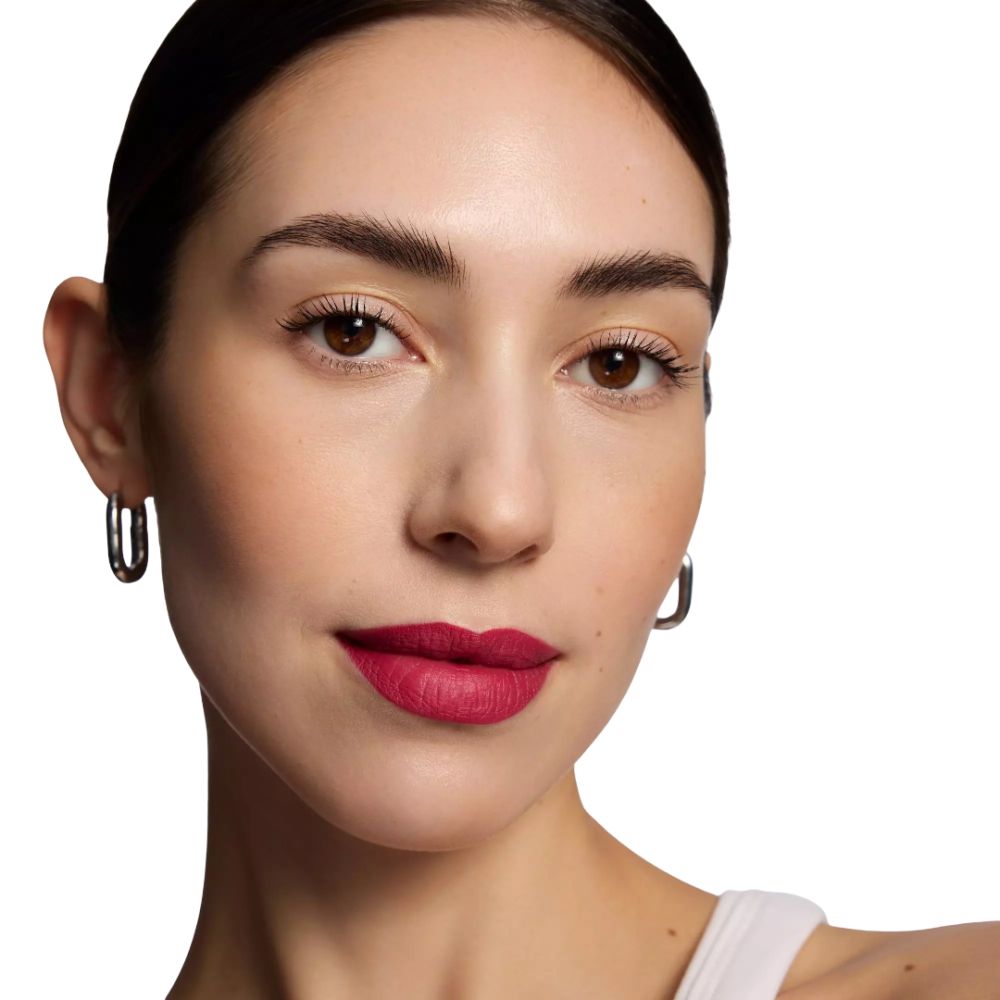 Portrait d'une femme avec du rouge à lèvres rouge. Elle porte des boucles d'oreilles argentées. Teint clair.