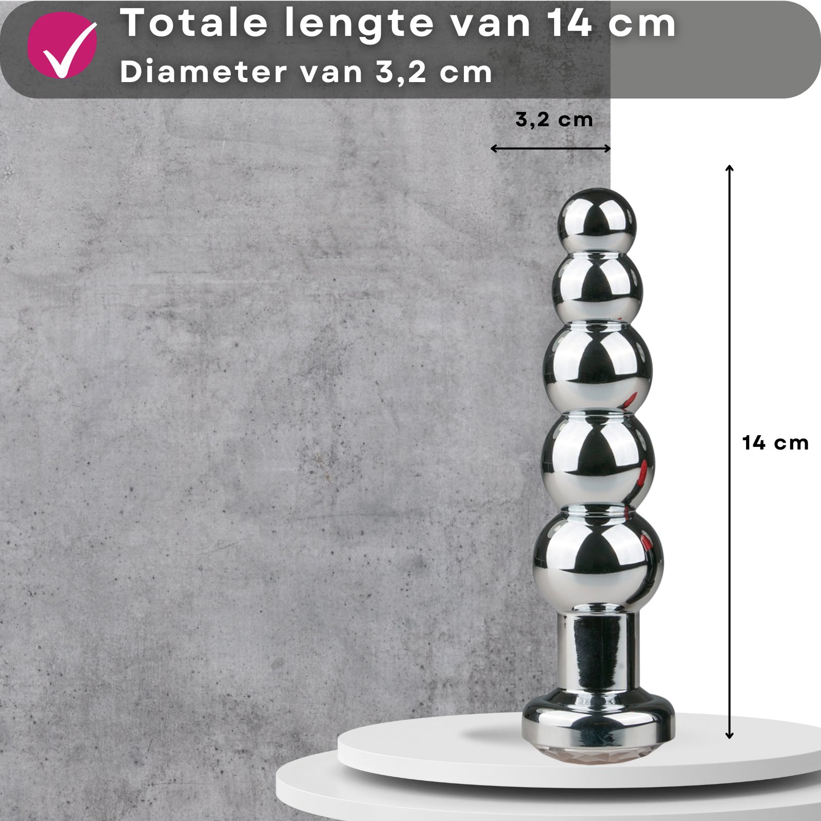 Totale lengte 14 cm, diameter 3,2 cm. Product met 4 kogels. Op sokkel.