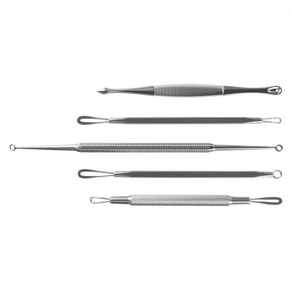 Cinq outils en acier inoxydable avec différentes pointes. Différentes formes et textures. Sur fond blanc.