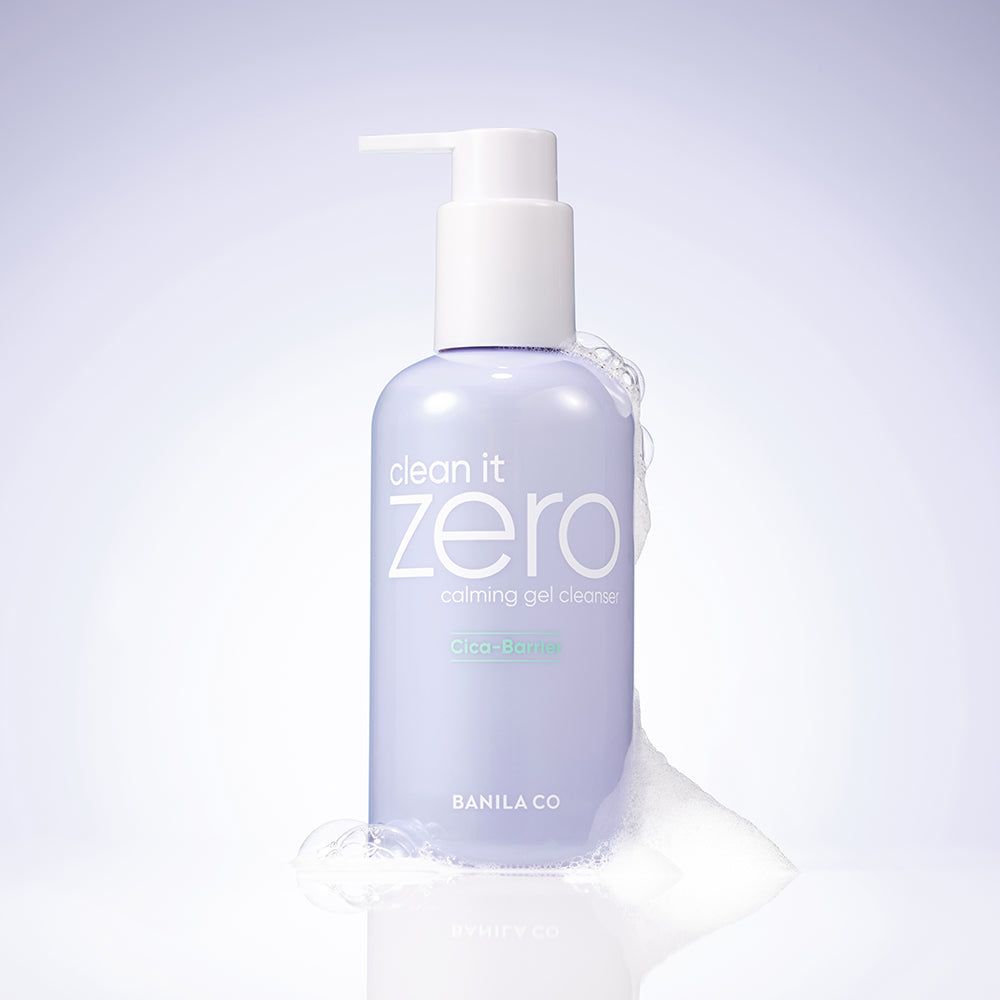 Lichtpaarse fles met pomp. Opschrift: Clean it Zero, Calming Gel Cleanser. Met schuim.