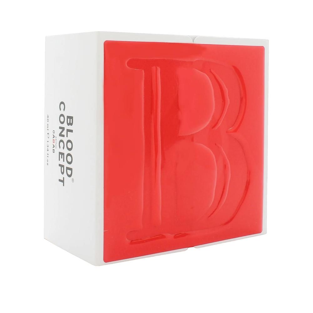 Boîte carrée blanche avec façade rouge. Grand "B" en relief. Côté: "BLOOD CONCEPT" et texte.