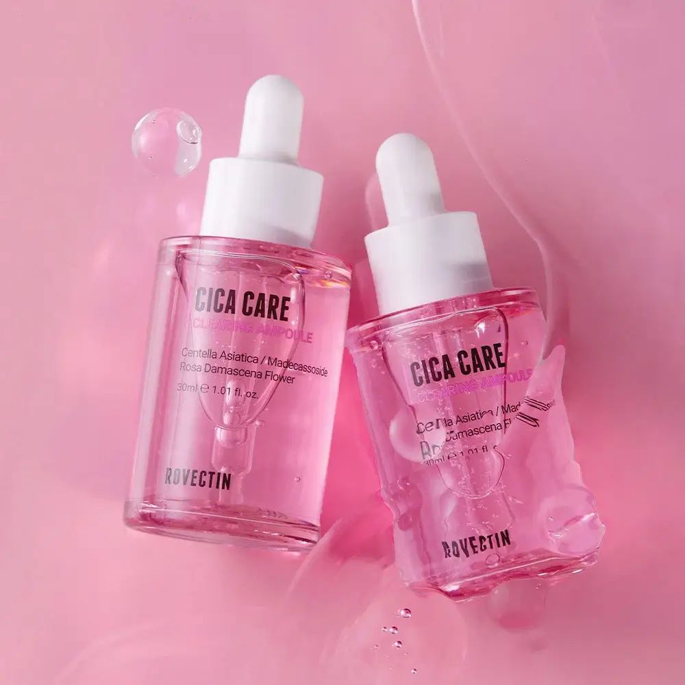 Twee flessen serum met pipetten. Opschrift: CICA CARE Clearing Ampoule, ROVECTIN. Roze achtergrond.