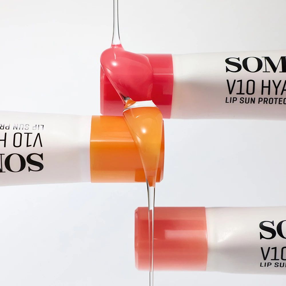 Trois tubes, le produit coule. Inscription : SOME BY MI V10 HYAL Lip Sun Protector.