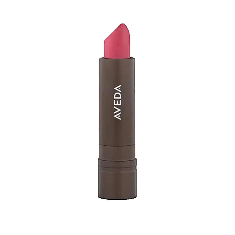 Roze lippenstift. Bruine huls met witte tekst "AVEDA". Op witte achtergrond.