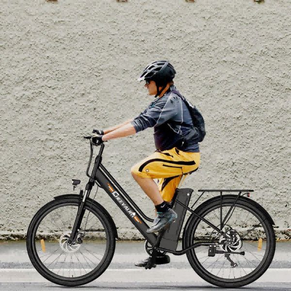 Persoon op een zwarte elektrische fiets. Merk Cheevalry.