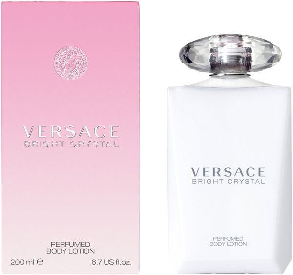 Witte fles en roze doos. Opschrift: VERSACE BRIGHT CRYSTAL. PERFUMED BODY LOTION. 200ml.