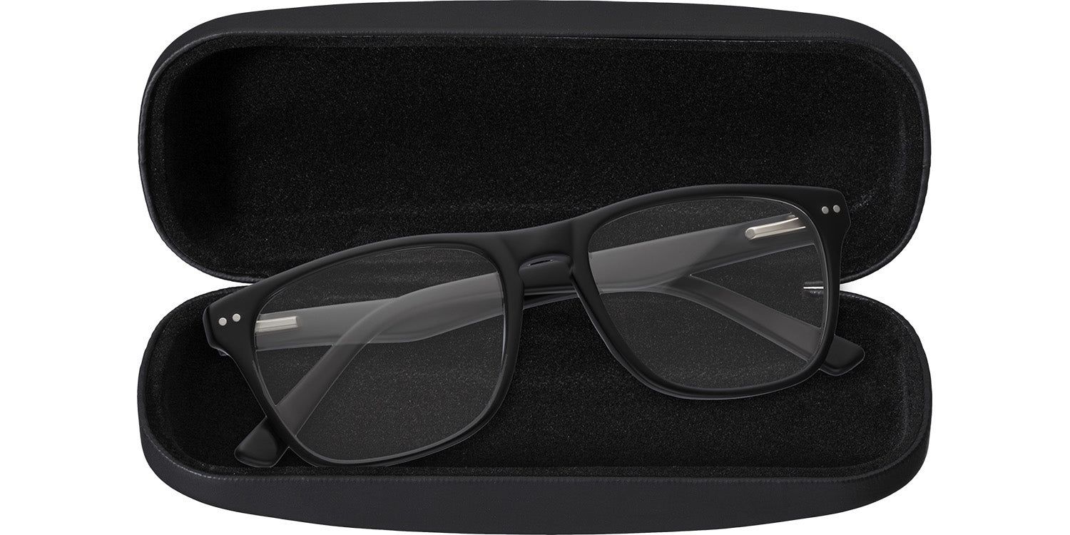 Étui rigide noir ouvert avec lunettes. Lunettes à monture noire, verres clairs.