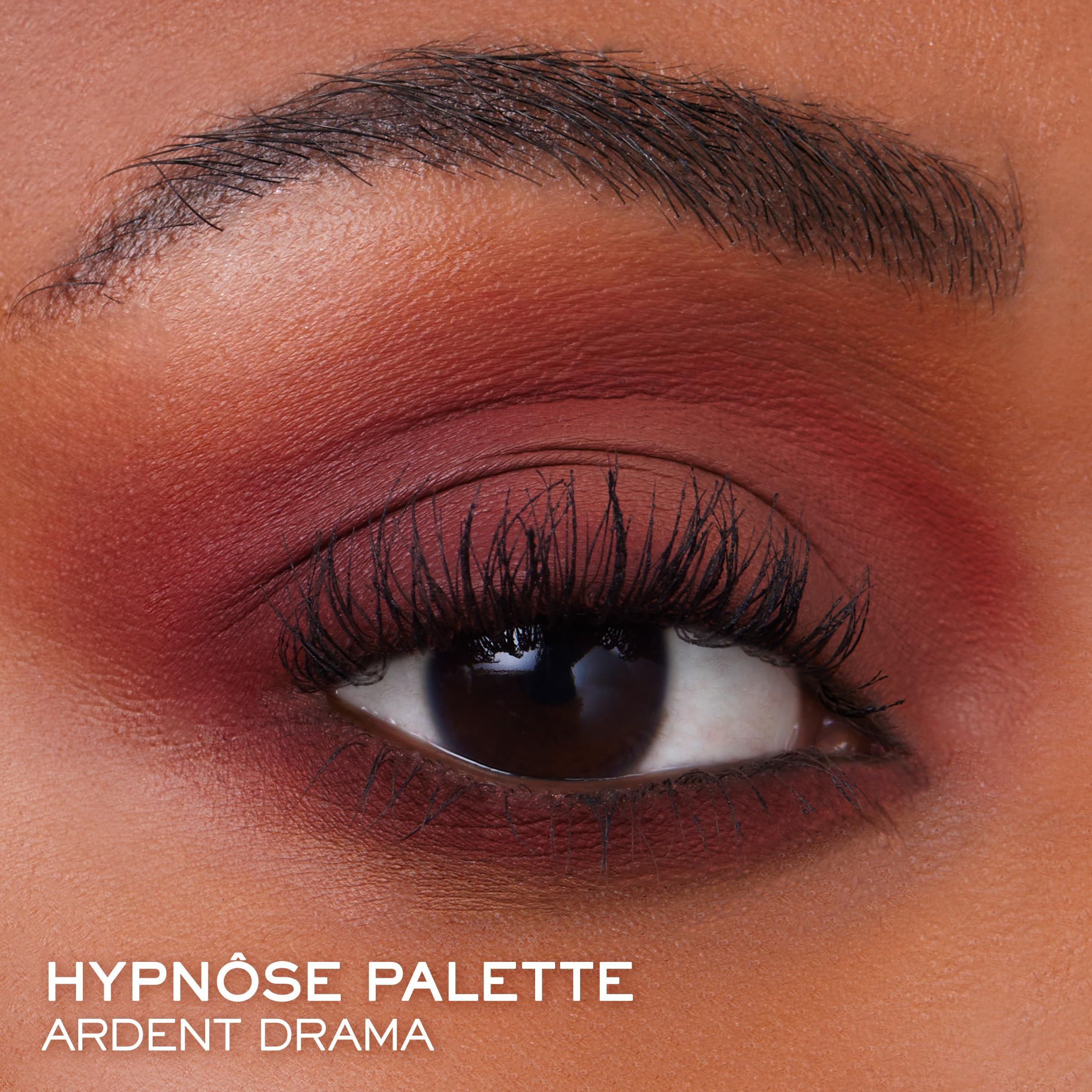 Œil maquillé avec fard à paupières rouge. Texte : Hypnôse Palette, Ardent Drama.