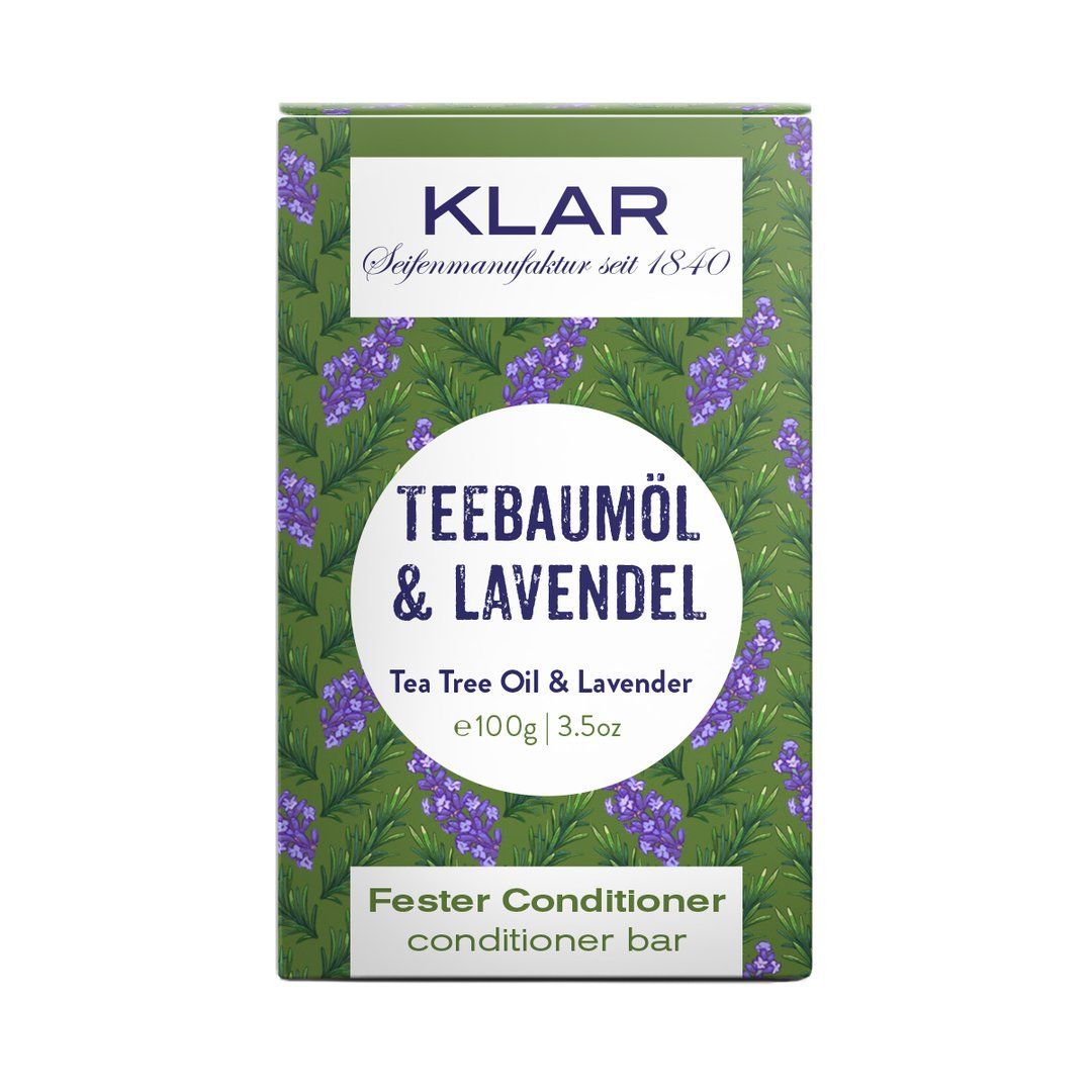 Emballage vert avec motif floral violet. Texte : KLAR, Teebaumöl & Lavendel, Fester Conditioner.