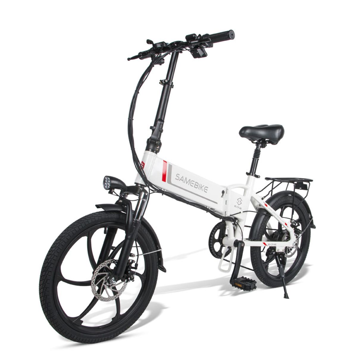 Vélo électrique blanc, pneus et selle noirs. Marque SAMEBIKE. Bande rouge sur le cadre. Porte-bagages arrière.