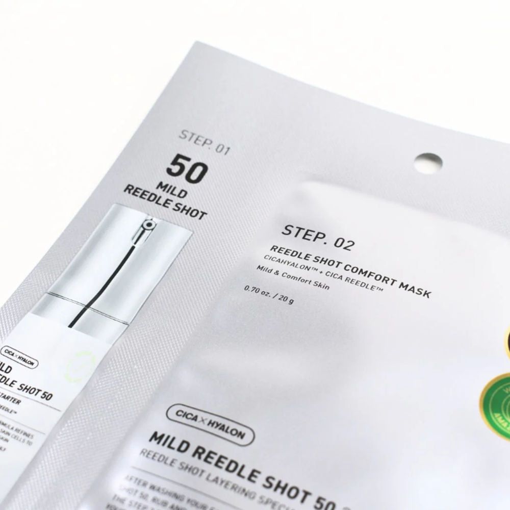 Gros plan sur un emballage. Inscription : "STEP.01 50 MILD REEDLE SHOT" et "STEP.02 REEDLE SHOT COMFORT MASK".