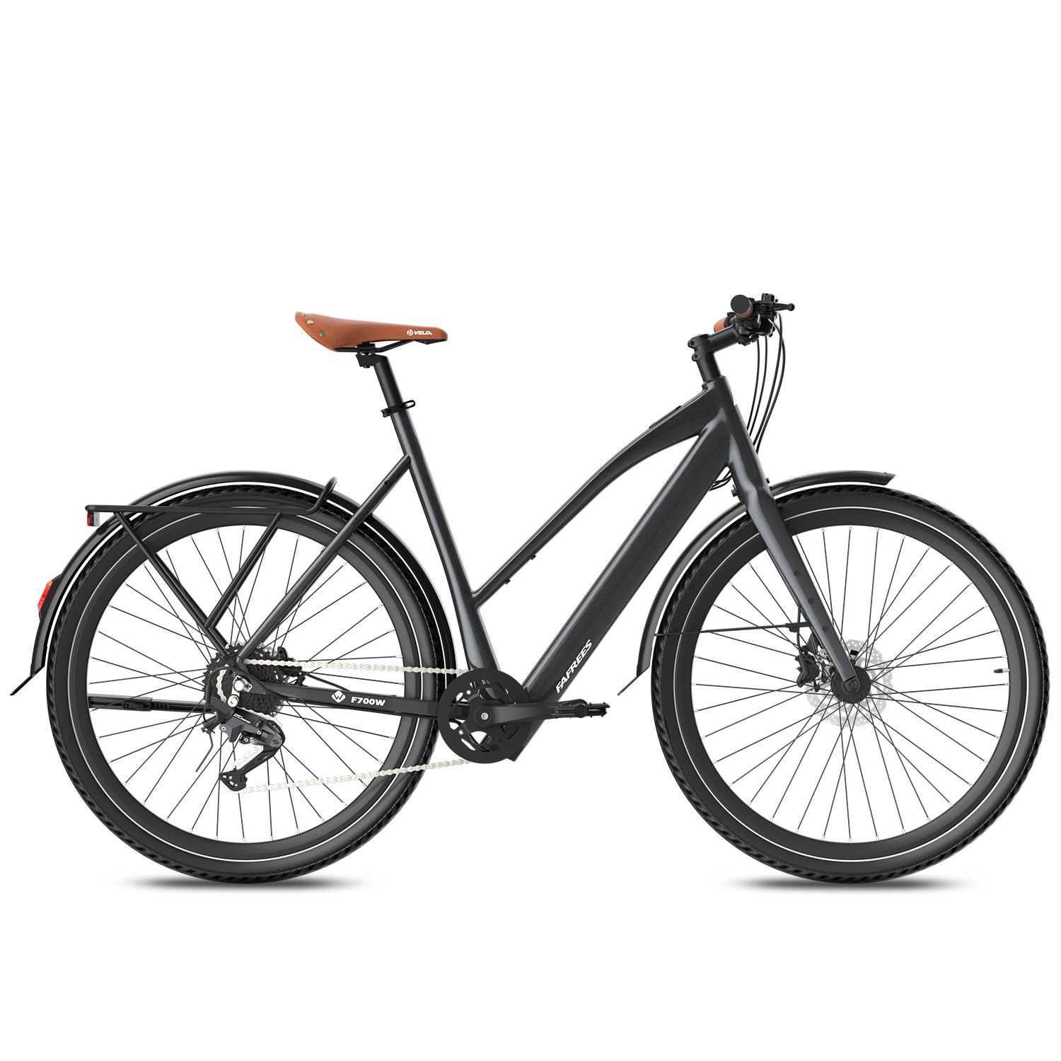 Vélo électrique gris foncé avec selle marron. Pneus noirs, garde-boue et porte-bagages. Vue latérale.