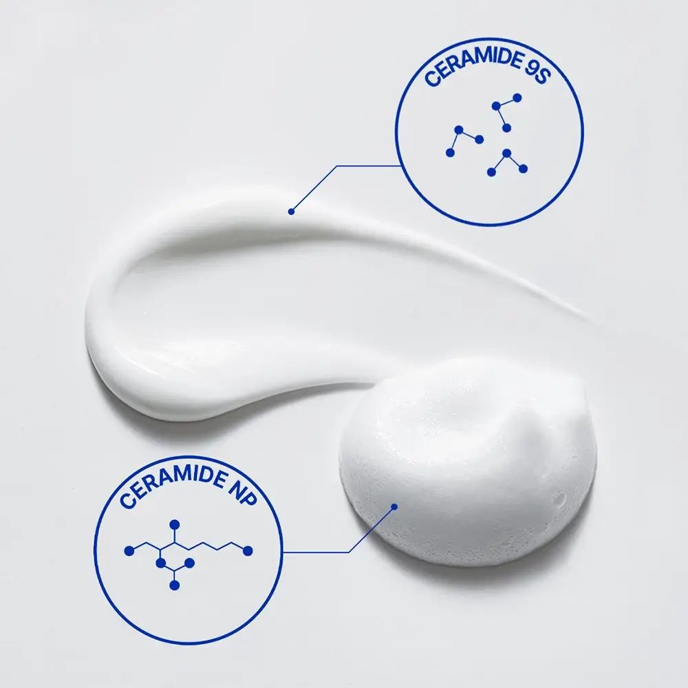 Close-up van wit schuim. Twee cirkels tonen chemische structuren van Ceramide 9S en Ceramide NP.