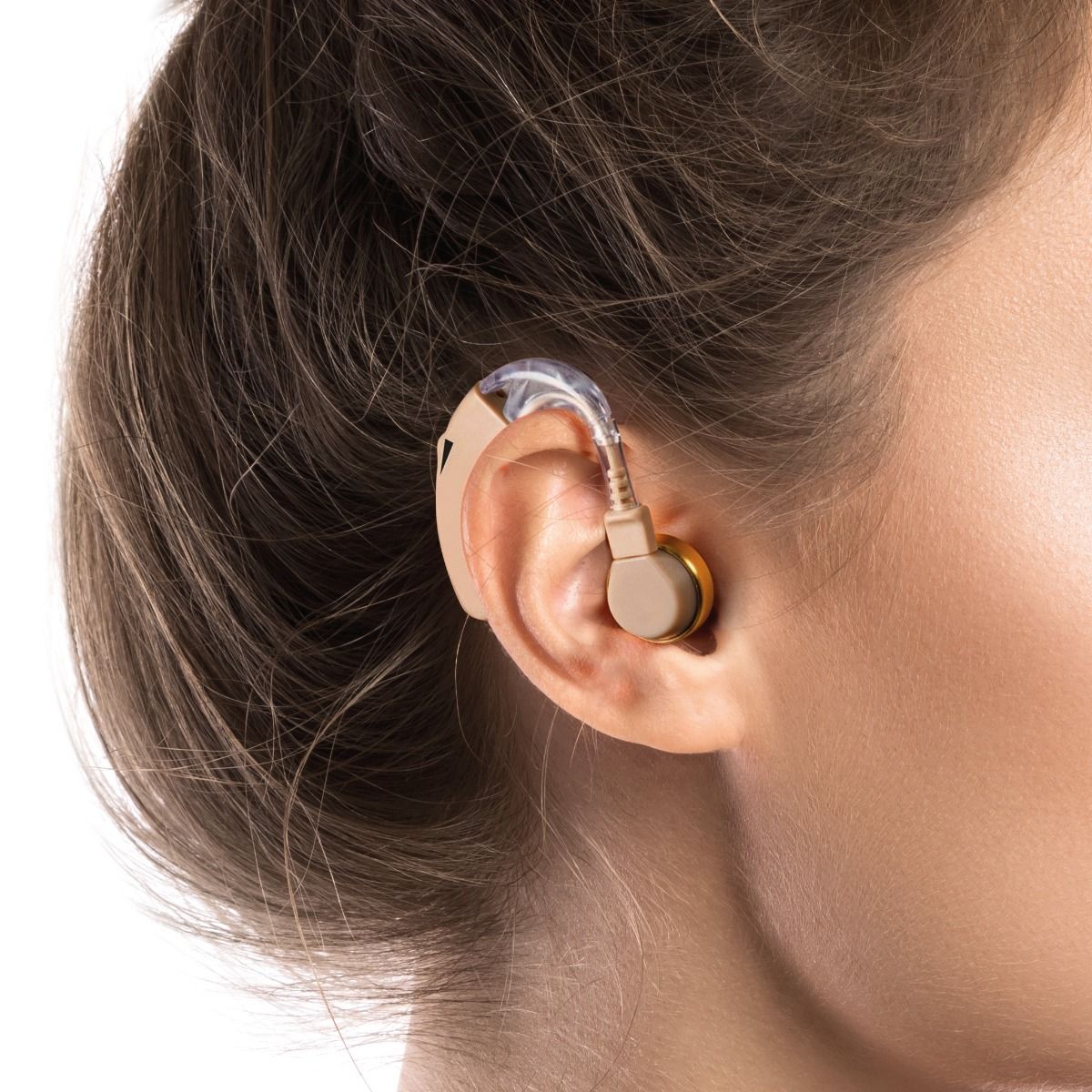 Gros plan d'un appareil auditif sur l'oreille d'une personne. L'appareil est beige et transparent.