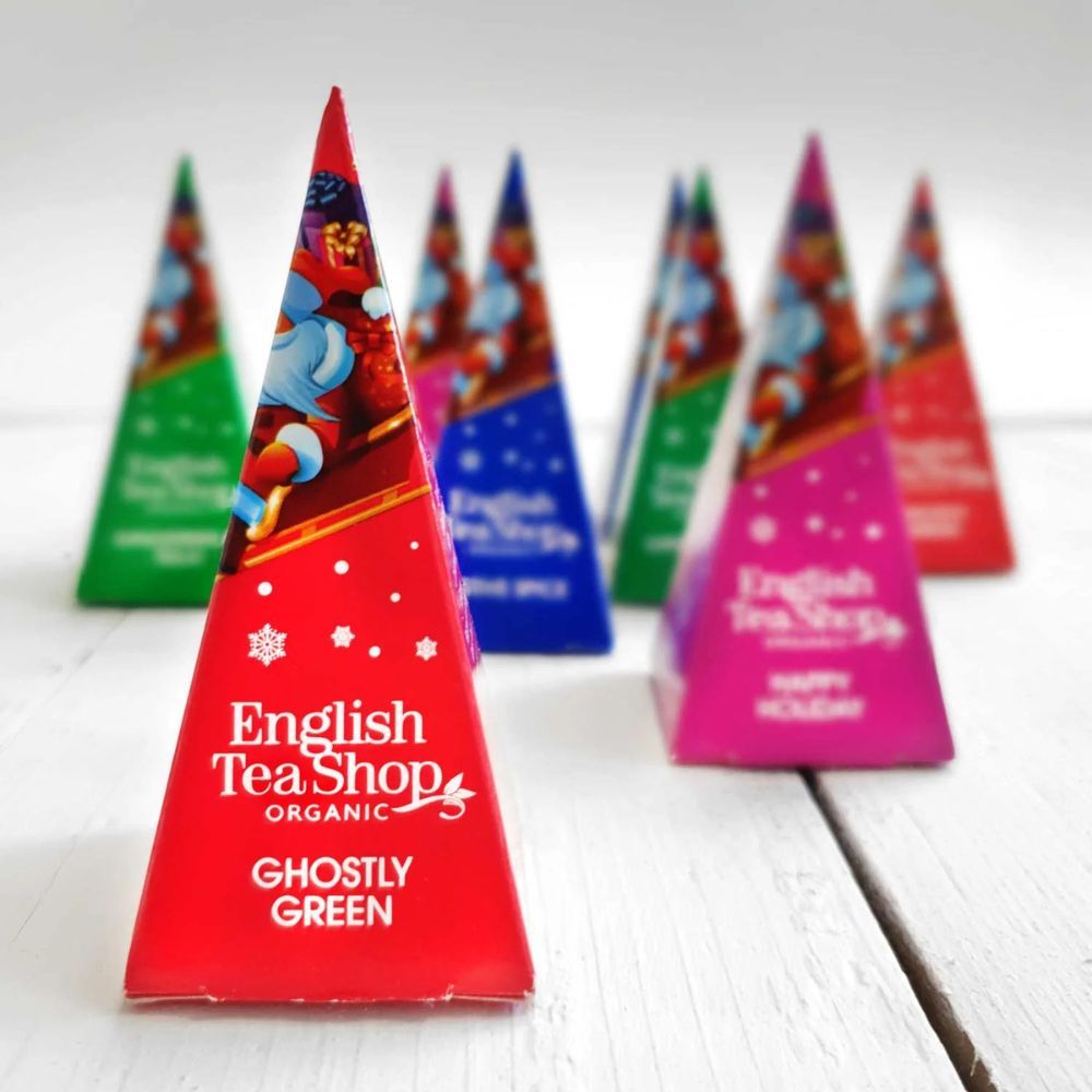 Meerdere driehoekige theeverpakkingen. Opschrift: English Tea Shop, Happy Holiday. Verschillende kleuren: rood, groen, blauw, roze.