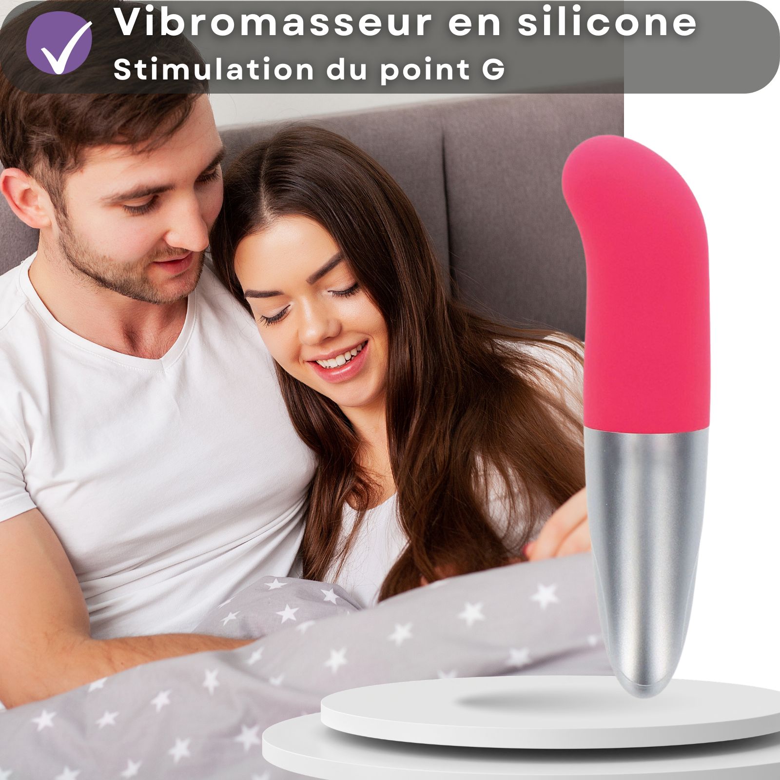 Vibrateur rose et argenté. Stimulation du point G. Couple en arrière-plan.