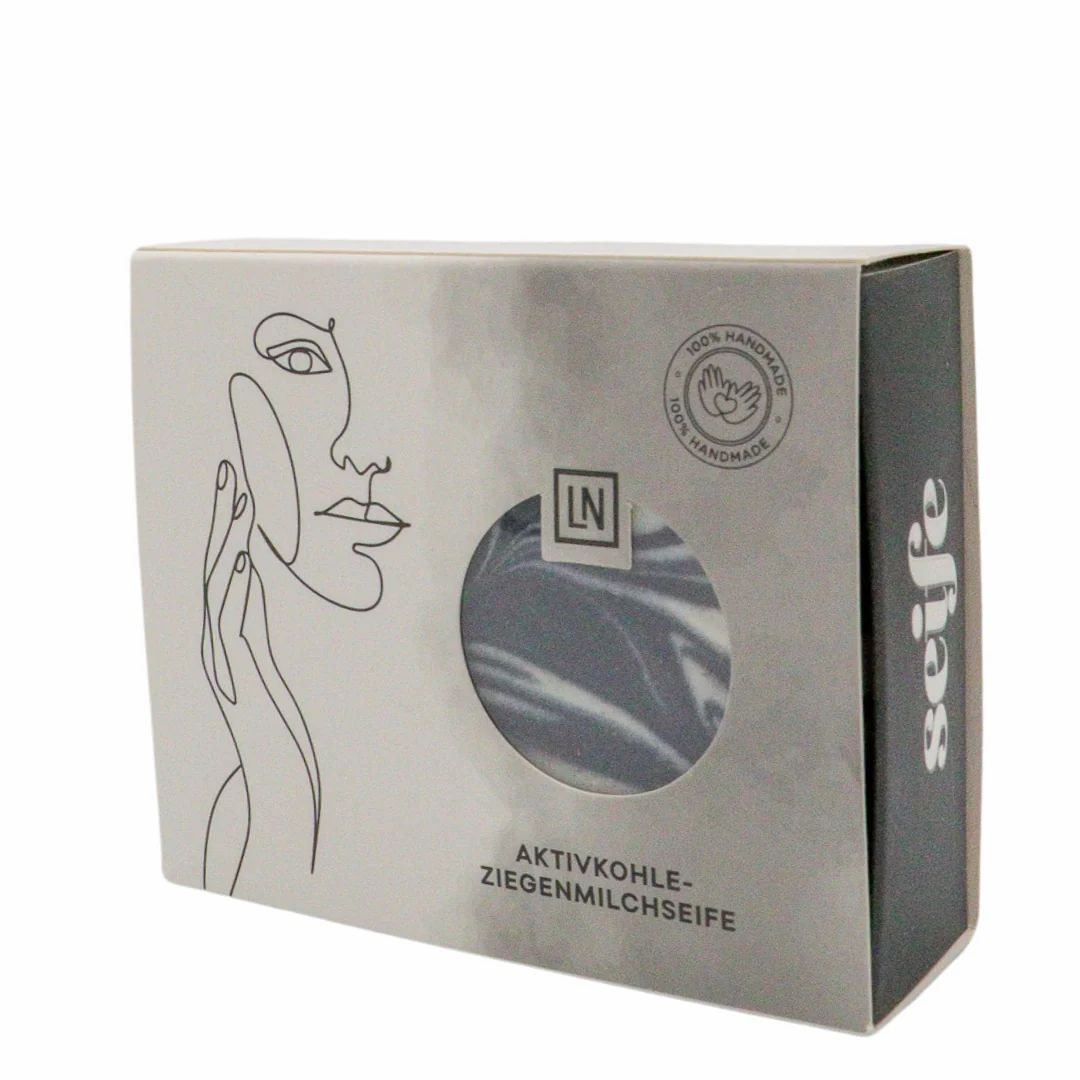 Zeep in doos. Venster toont zeep met wervelpatroon. Opschrift: Actieve kool, geitenmelkzeep, LN-logo, 100% handgemaakt.