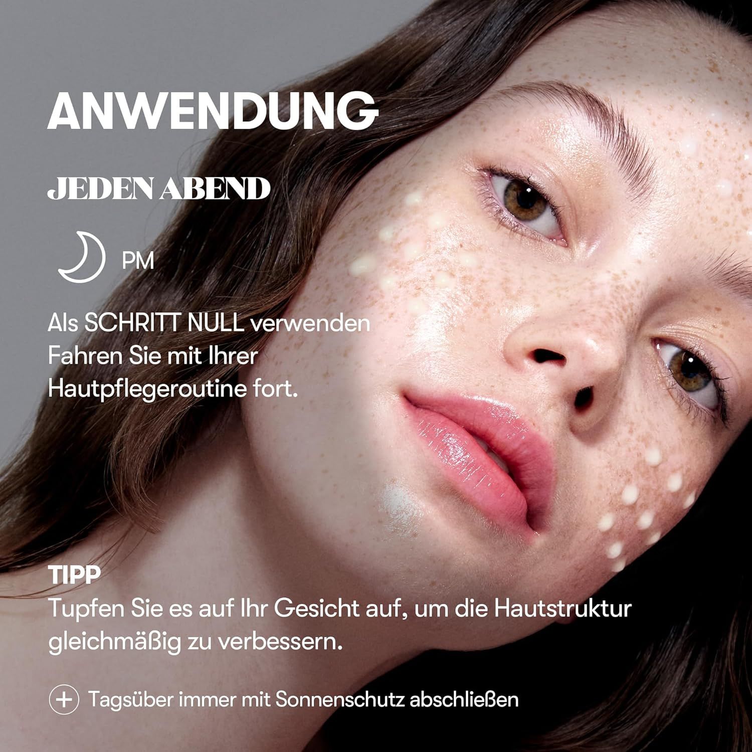 Gezicht van een vrouw met aangebracht product. Tekst: Toepassing, Elke avond.