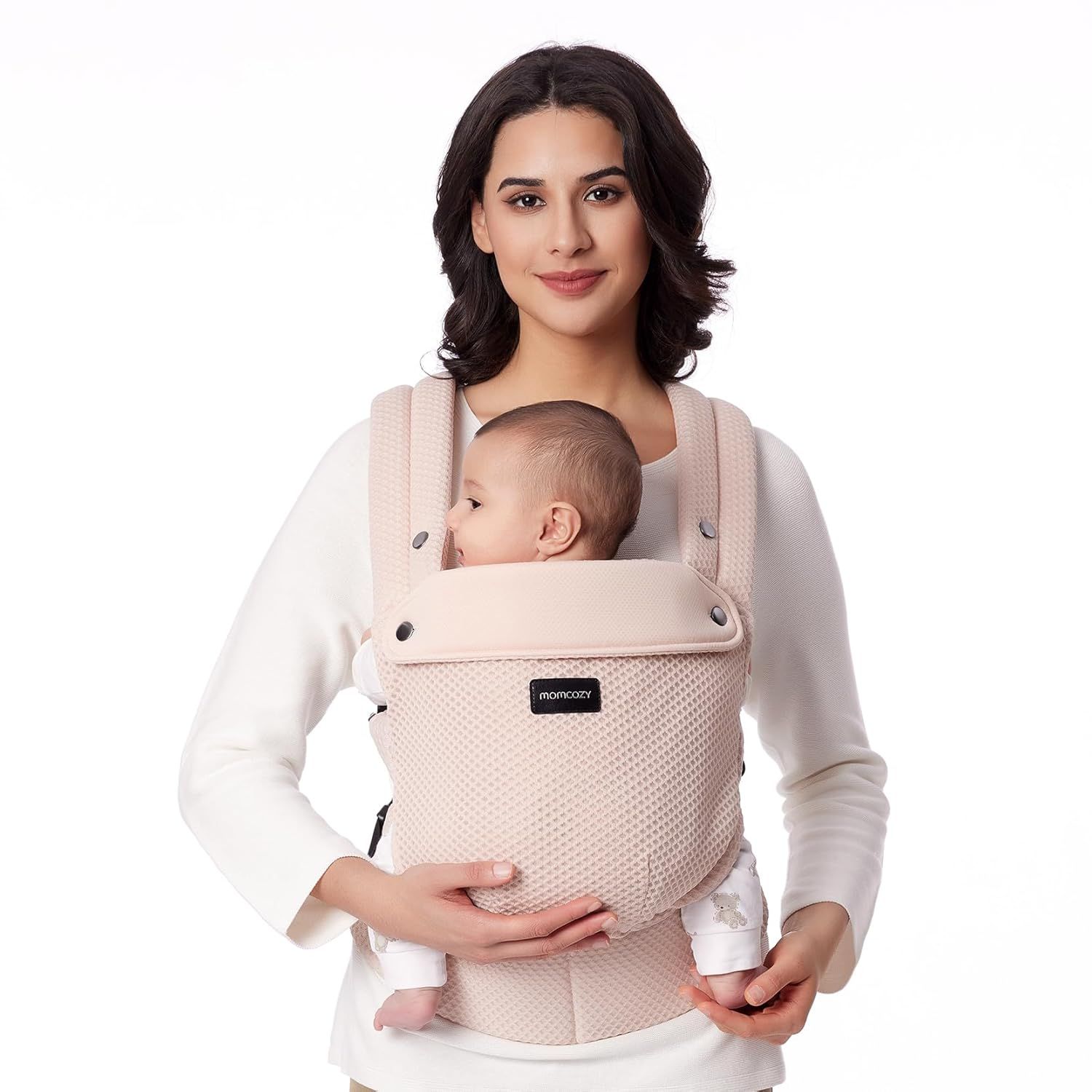 Roze babydrager met baby, gedragen door een vrouw.