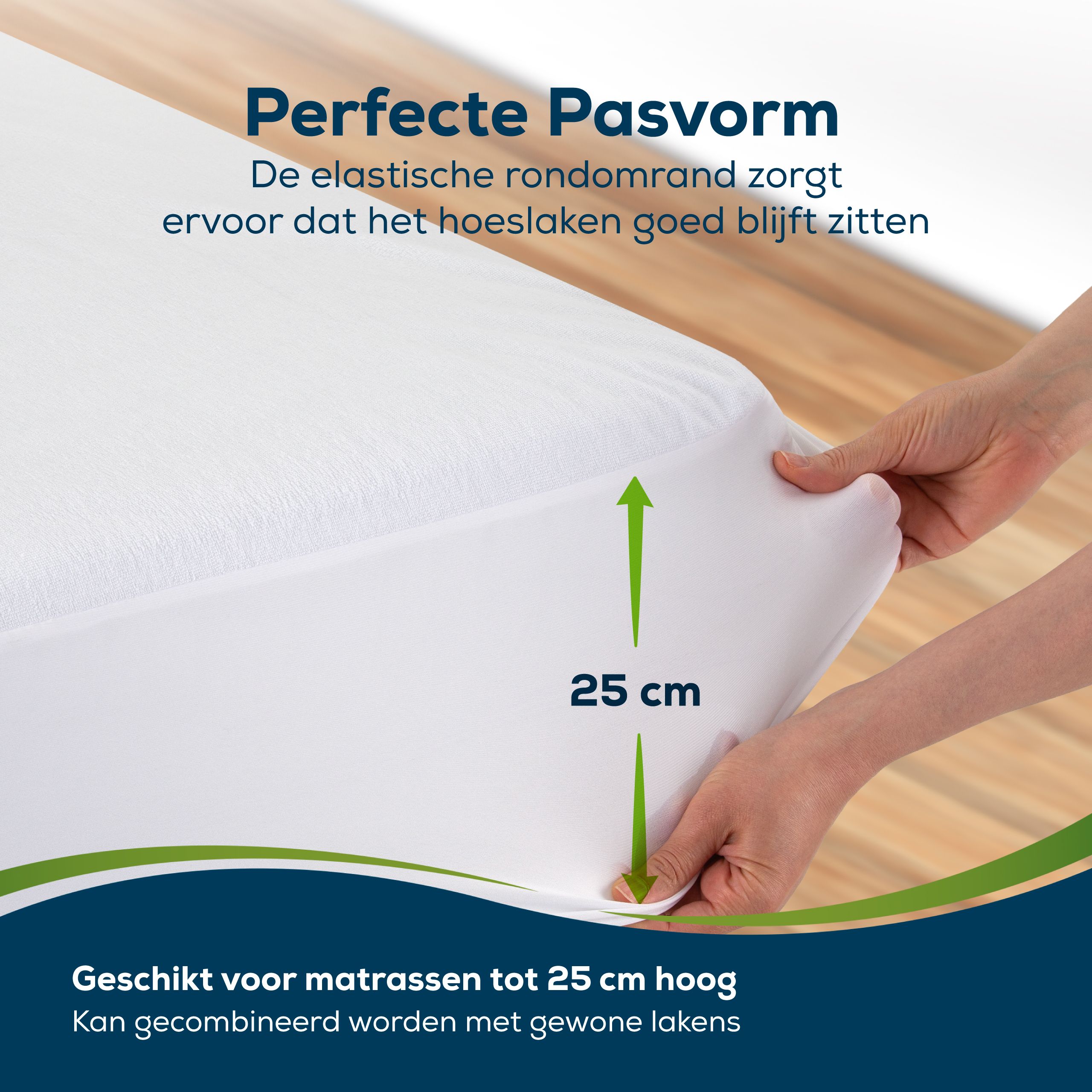 Handen trekken wit hoeslaken over matras. Tekst: Perfecte pasvorm. Pijl: 25 cm. Voor matrassen tot 25 cm hoog.