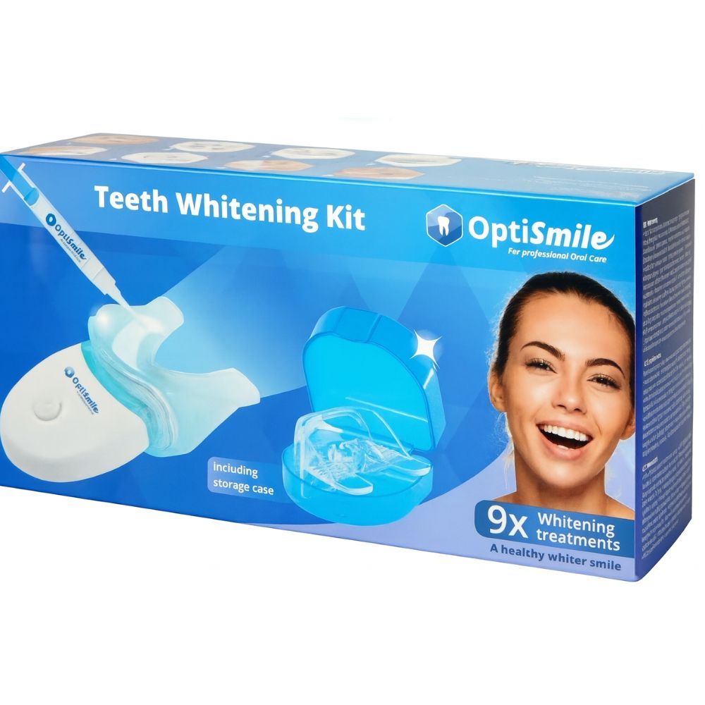 OptiSmile tandenbleekset in verpakking. Bevat apparaat, mondstuk, gel en een vrouw.