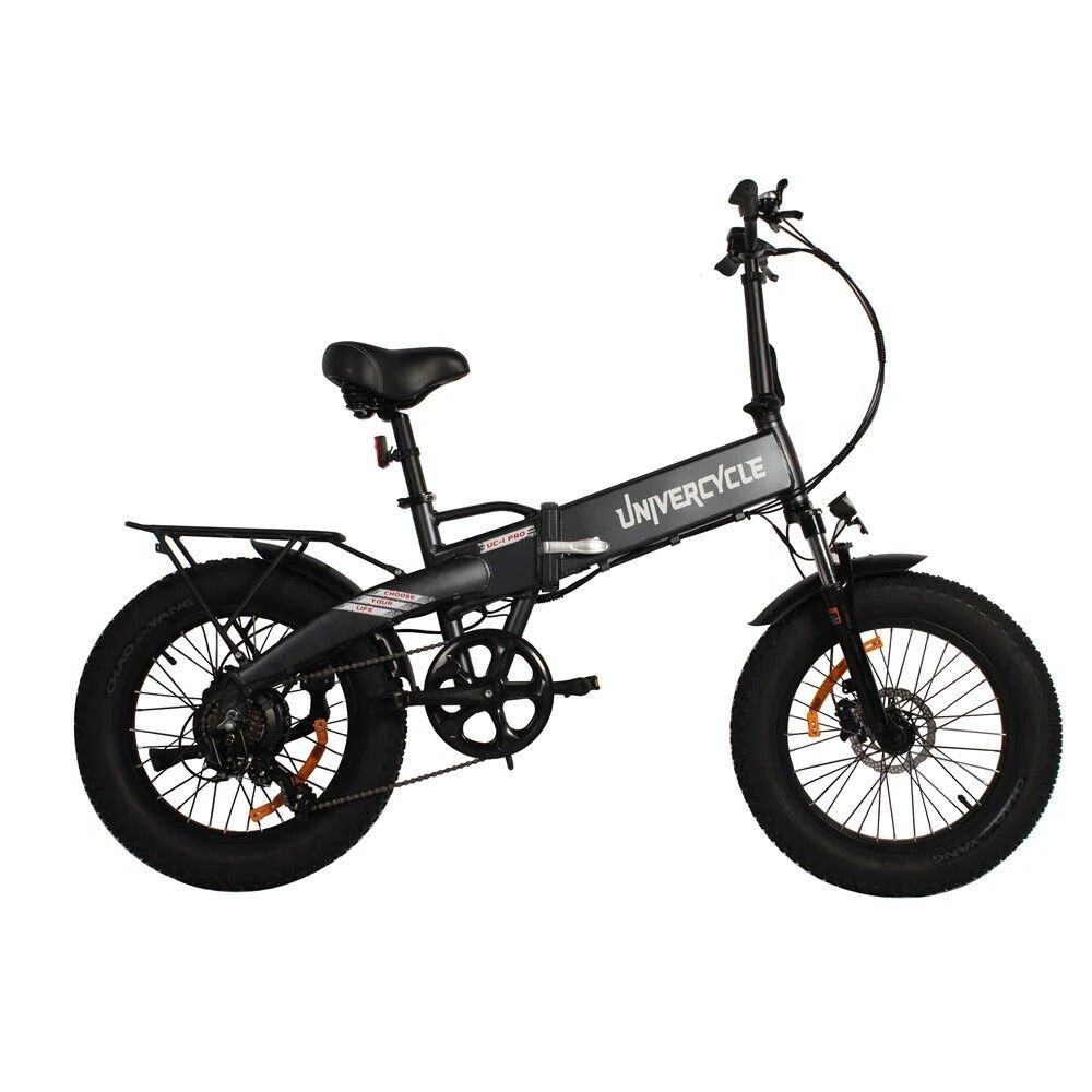 Vélo électrique pliable noir avec pneus larges. Marque Univercycle visible. Porte-bagages et selle présents.