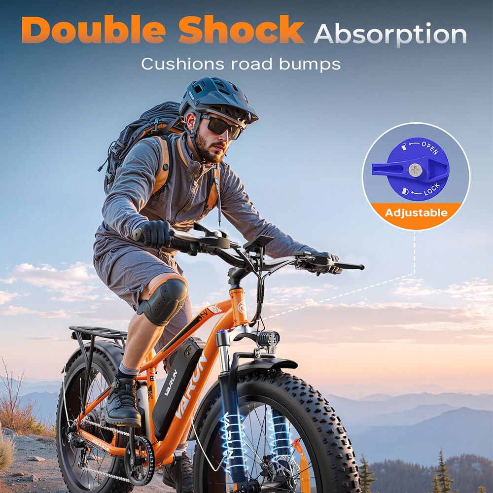 Persoon fietst op een oranje VARUN e-mountainbike. Dubbele schokabsorptie. Verstelbare vering.