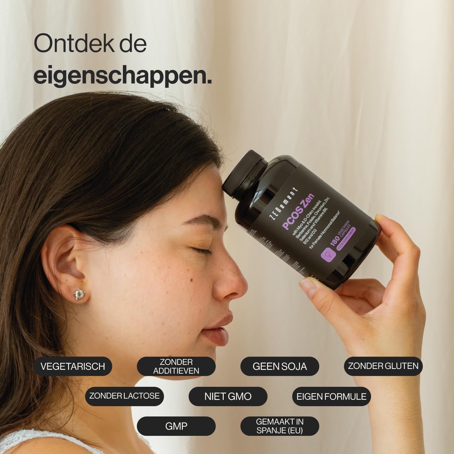 Donker flesje met PCOS Zen supplement, vastgehouden door een vrouw. Labels: Vegetarisch, Zonder additieven, Geen soja, Zonder gluten, Zonder lactose, Niet GMO, GMP, Eigen formule, Gemaakt in Spanje.