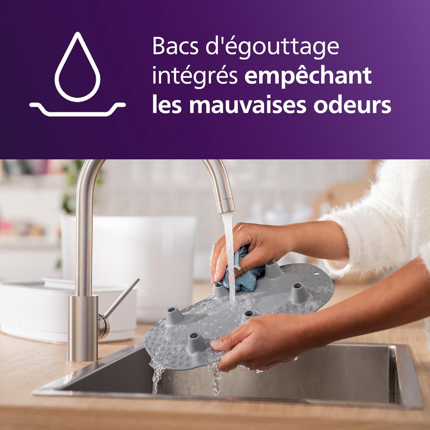 Une main nettoie un égouttoir dans un évier, avec un symbole de goutte violet.