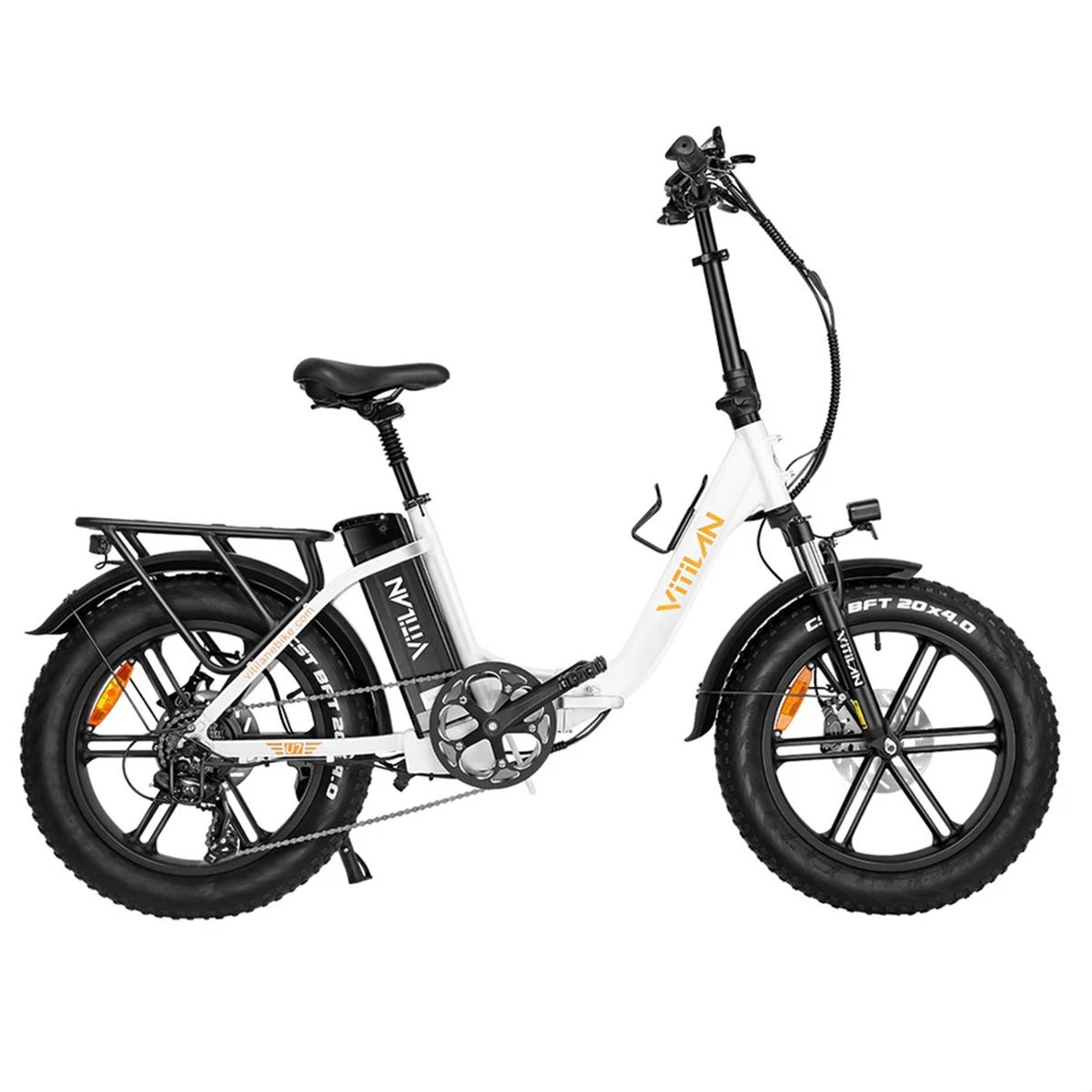 Vélo électrique pliable blanc avec pneus noirs et porte-bagages. Le nom "Vitilan" est visible sur le cadre.