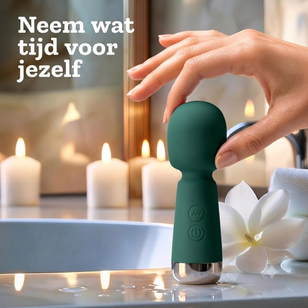 Donkergroene massager met zilveren voet en twee knoppen.
