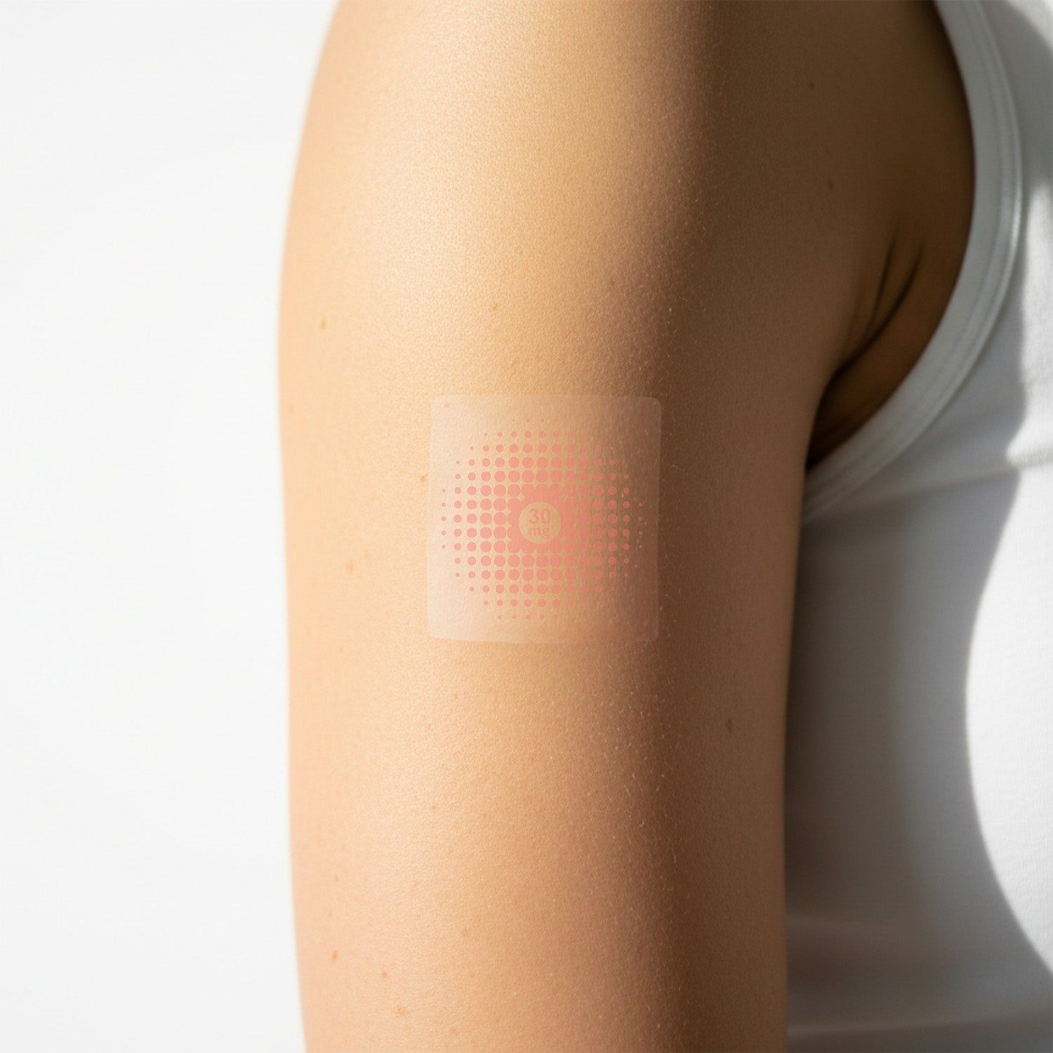 Un patch CBD sur un bras, avec motif rouge et légère lueur.