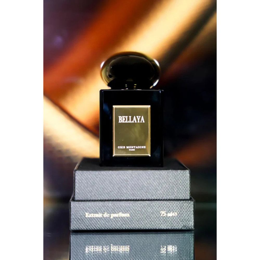Flacon gris foncé sur boîtes noires. "Bellaya" et "Gris Montaigne". "Extrait de parfum".