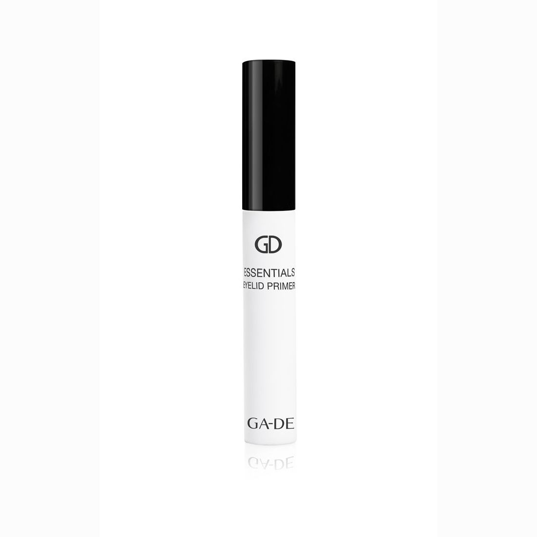 Tube blanc avec bouchon noir. Inscription: GD Essentials Eyelid Primer. Marque: GA-DE.