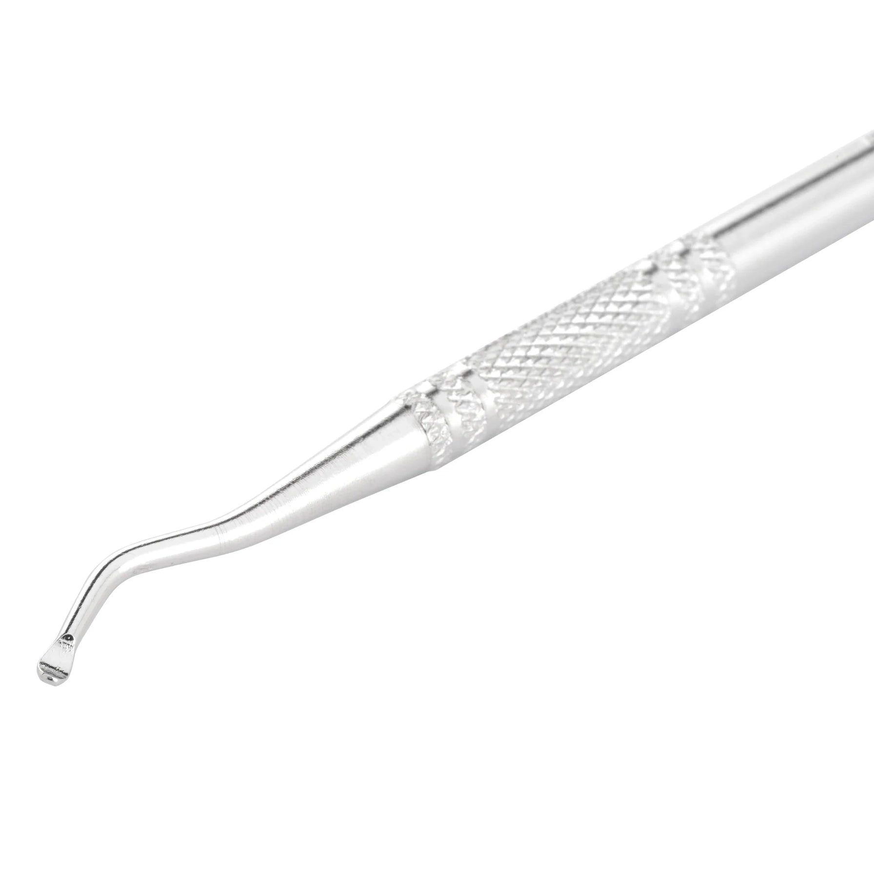 Instrument de manucure argenté avec manche moleté et pointe incurvée. Gros plan, isolé sur fond blanc.